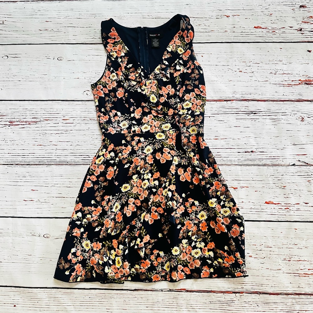 Women’s gorgeous navy floral dress! Size 4/6